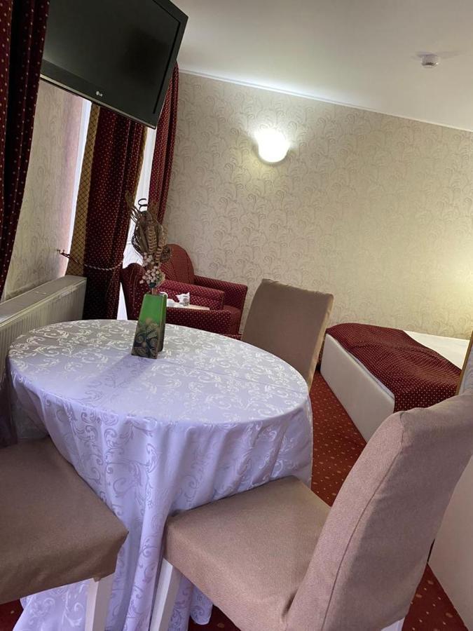 Hotel Miraj - Restaurant & Sauna & Biliard Пояна-Брашов Экстерьер фото