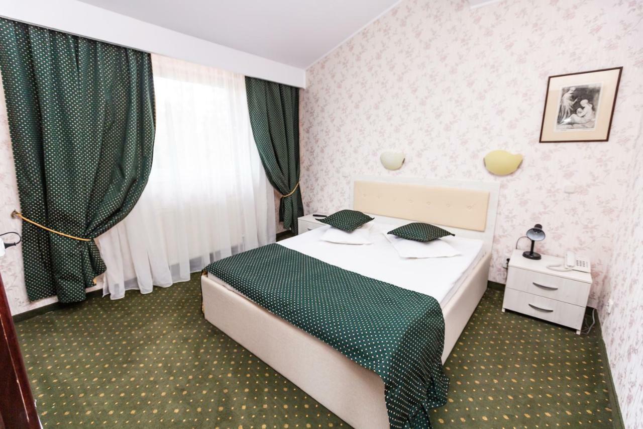 Hotel Miraj - Restaurant & Sauna & Biliard Пояна-Брашов Экстерьер фото