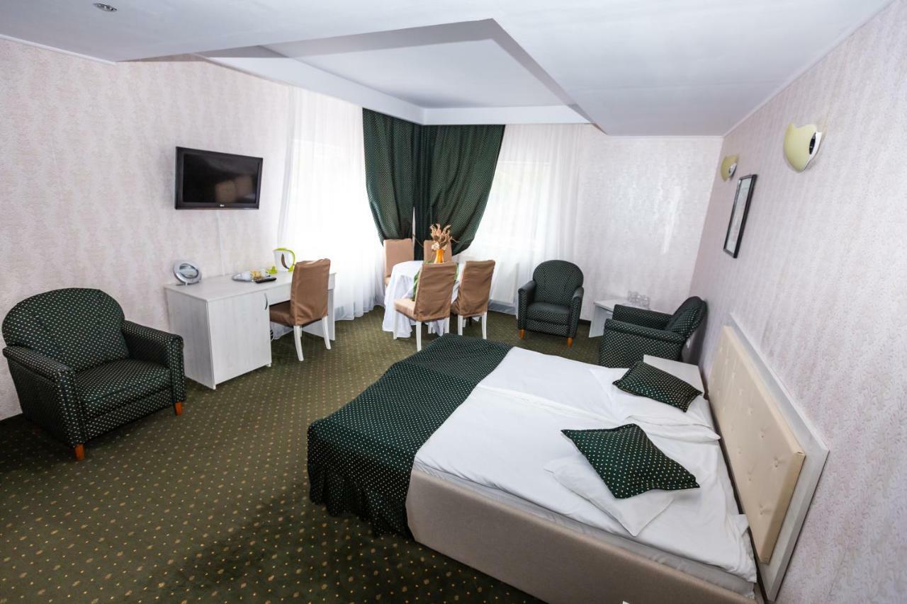 Hotel Miraj - Restaurant & Sauna & Biliard Пояна-Брашов Экстерьер фото