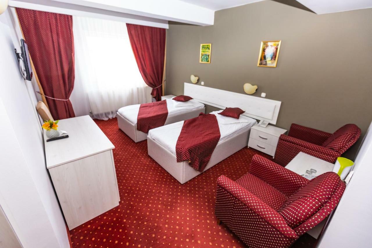 Hotel Miraj - Restaurant & Sauna & Biliard Пояна-Брашов Экстерьер фото