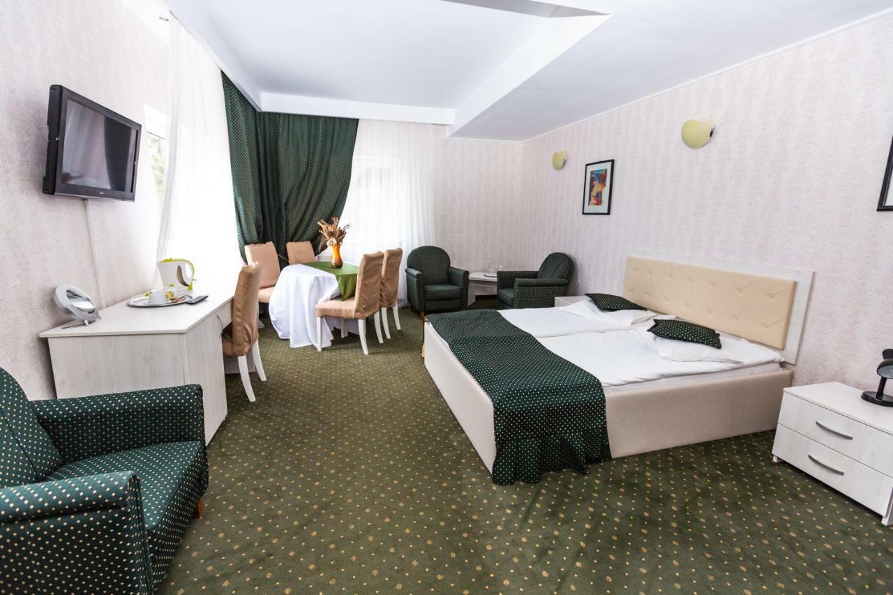 Hotel Miraj - Restaurant & Sauna & Biliard Пояна-Брашов Экстерьер фото